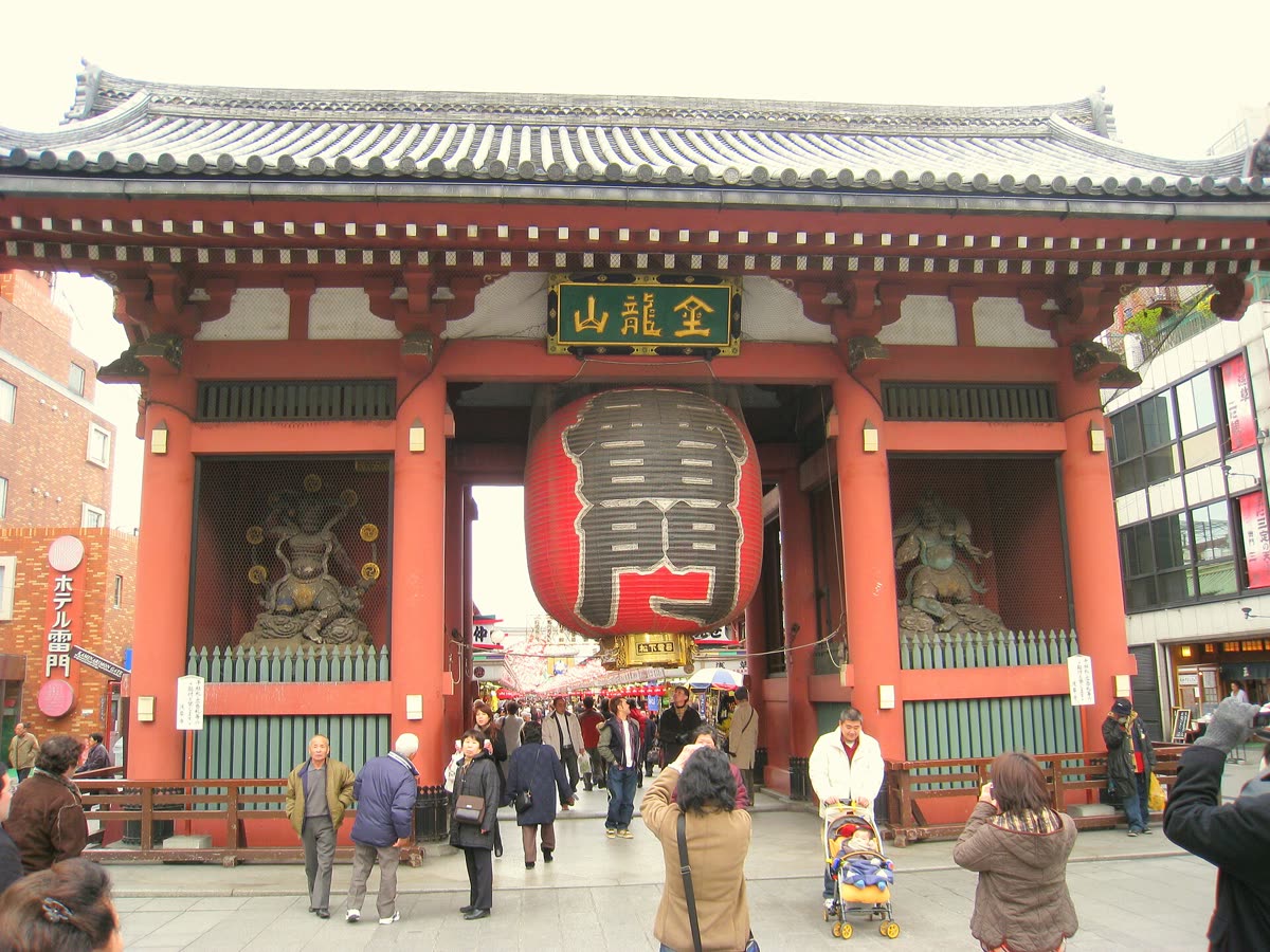 Kaminarimon gate at Senso-ji, Asakusa