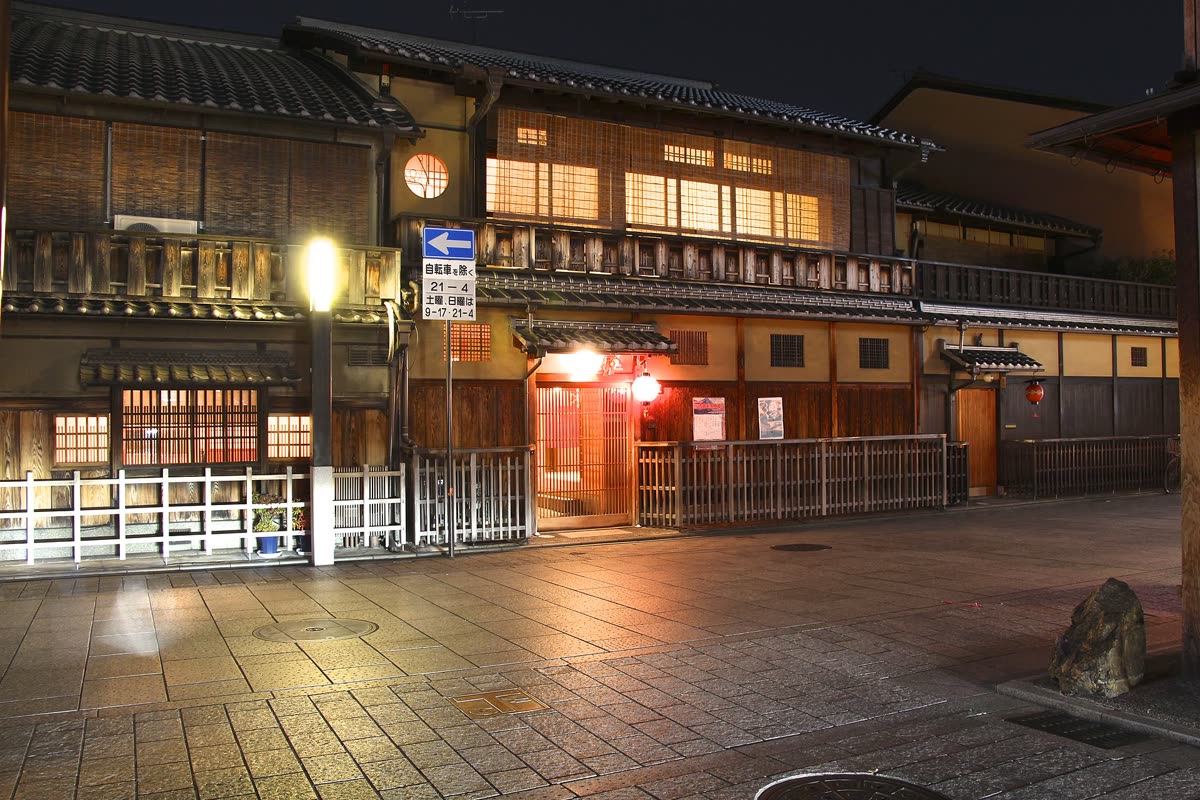 Gion's Hanami-koji street at dusk with wooden machiya